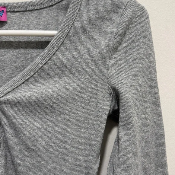 Edikted Light Gray Ribbed V-Neck Long Sleeve Crop Top - Picture 4 of 6